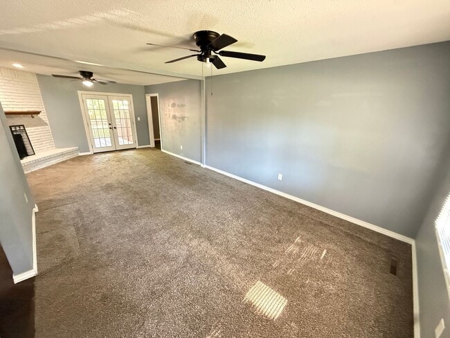 Building Photo - 4 Bed 2 Bath Springfield, MO