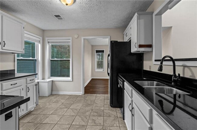 Building Photo - 2400 Salem Dr