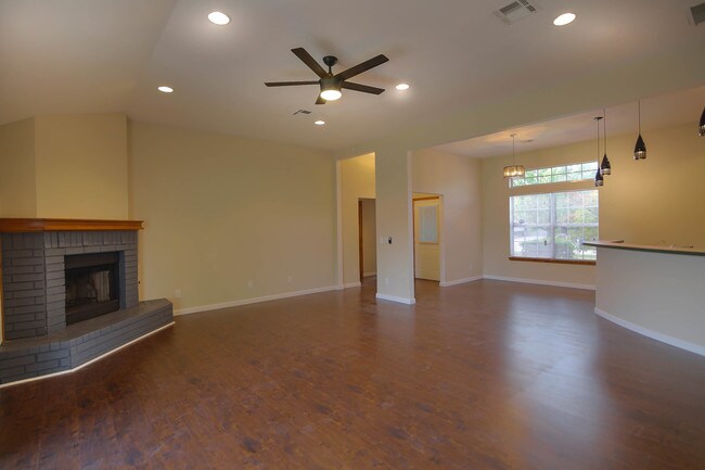 Building Photo - 6000 SE 86th St