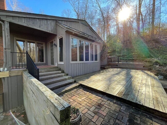 Building Photo - Glenview Hills HUGE 3 Bedroom 2.5 Bath Hom...