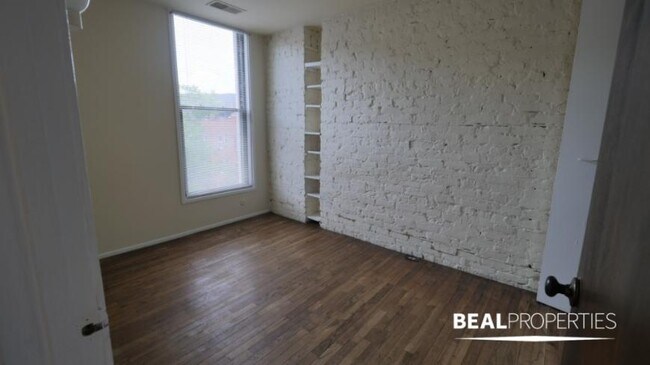 Building Photo - 2 bedroom in CHICAGO IL 60657