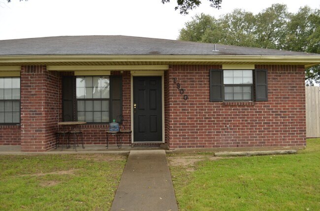 Building Photo - END OF JULY 2025 PRE-LEASE!  Spacious 3 Be...