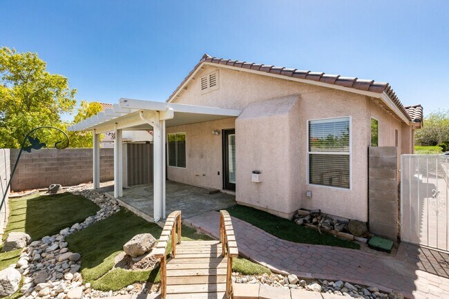 Building Photo - 2 bedroom + Den- Upgraded Flooring ready for immediate move in