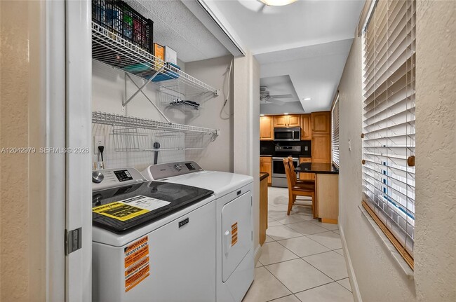 Building Photo - 4015 W Palm Aire Dr