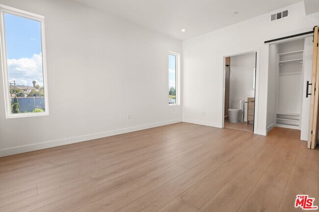 Building Photo - 2133 S Longwood Ave