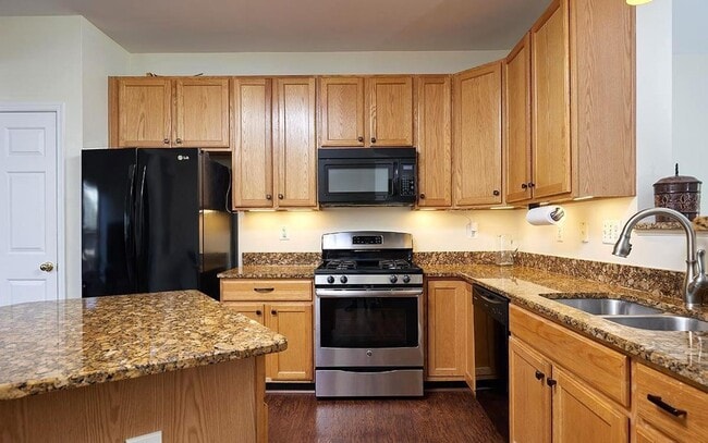 Building Photo - Beautifully maintained brick townhouse in ...
