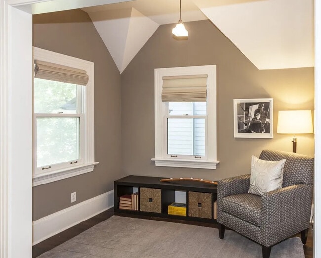 Building Photo - 1419 E Denny Way