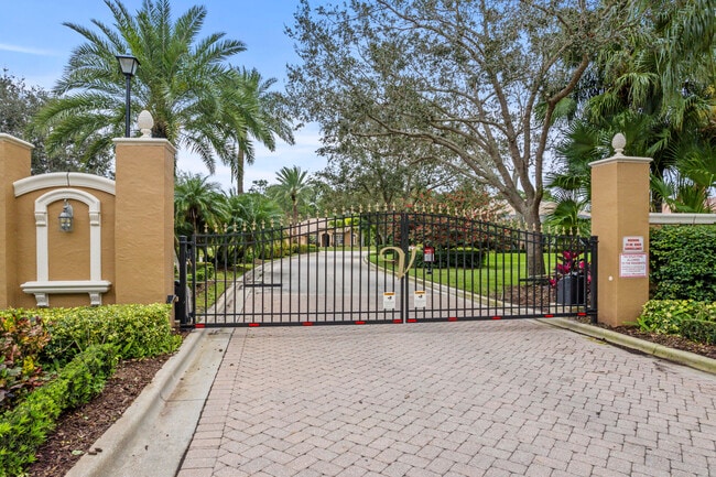 Building Photo - 801 SW Classico Ct