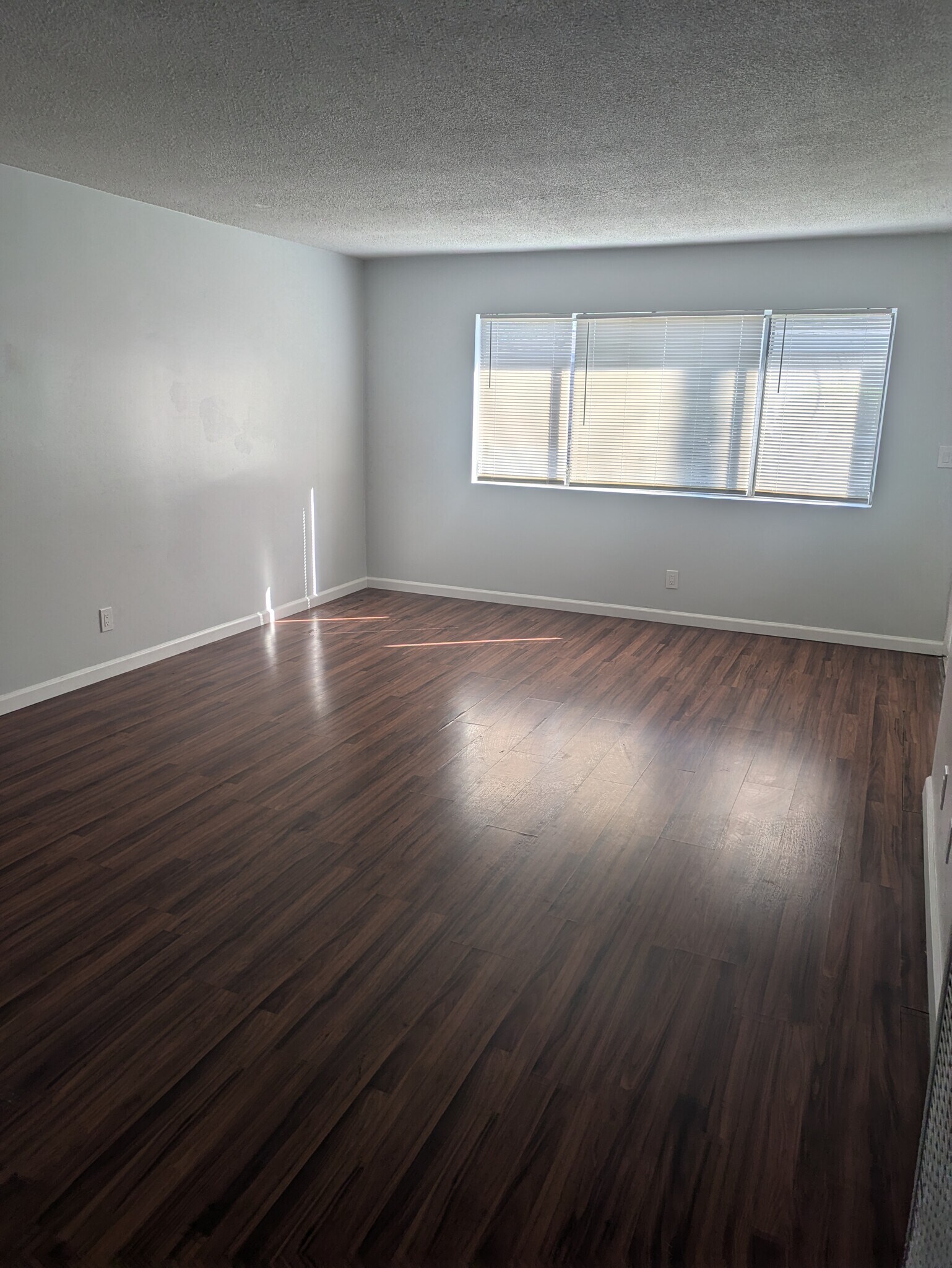 Building Photo - 14008 Los Angeles St