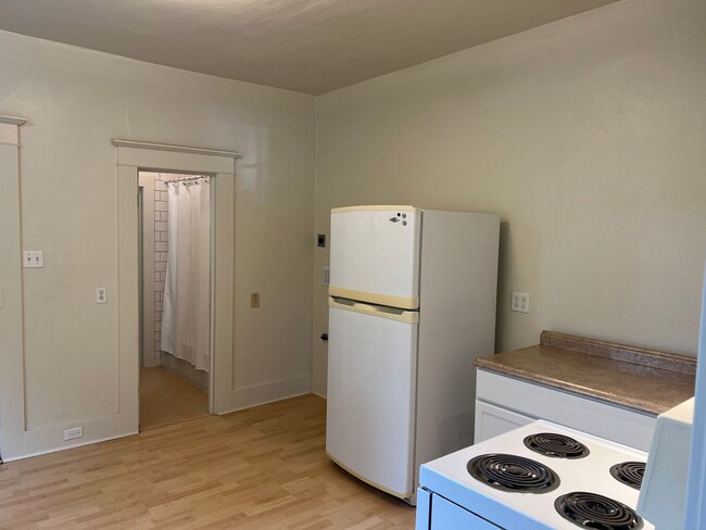 Building Photo - Beautifully updated 1 bedroom 1 bathroom d...