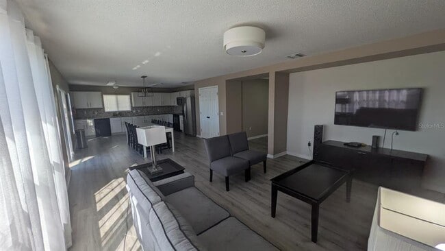 Building Photo - 341 Aster Dr