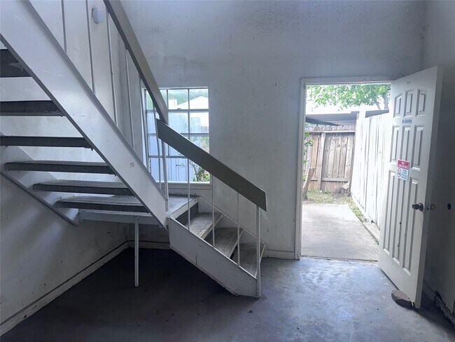 Building Photo - 7400 Bellerive Dr