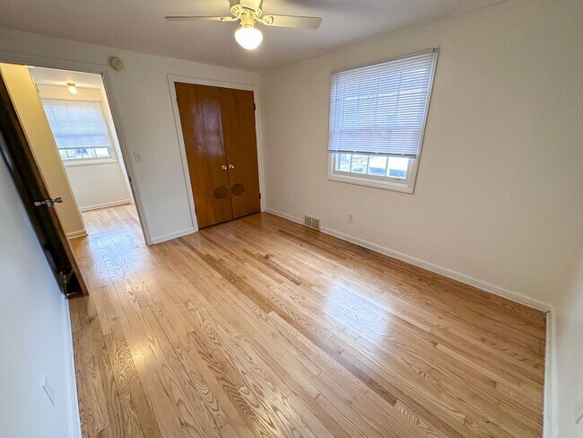 Building Photo - 960-964 Kentwood NE