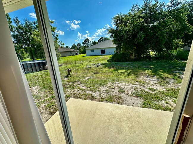 Building Photo - 2 Bedroom + Den, 2 Bath Duplex!