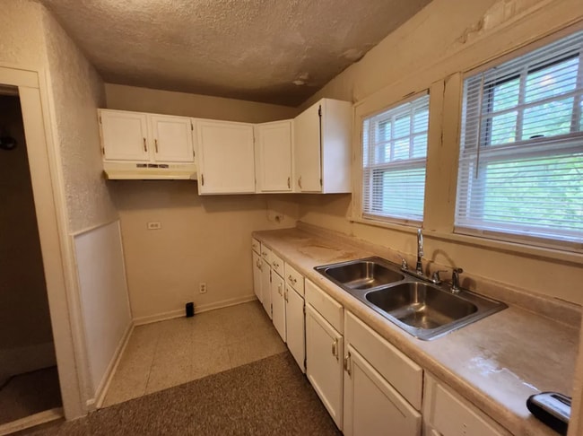 Building Photo - 1650 N Maple---3 bed/ 1 bath