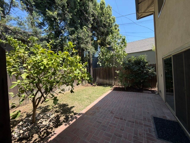 Building Photo - 1740 Huntington Dr