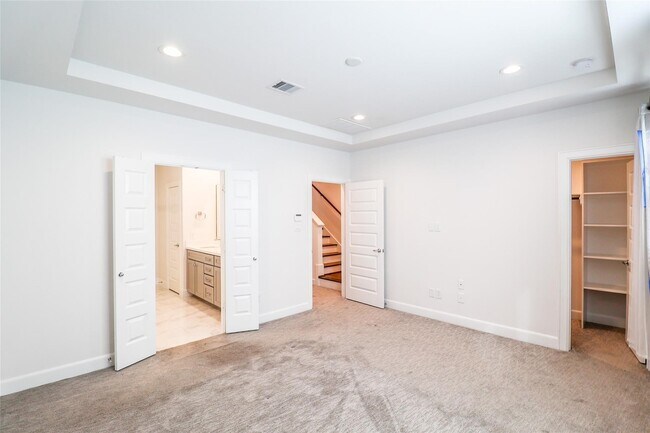 Building Photo - 2745 Clinton Dr