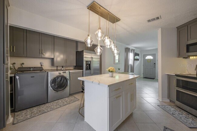 Building Photo - 6010 N Dexter Ave