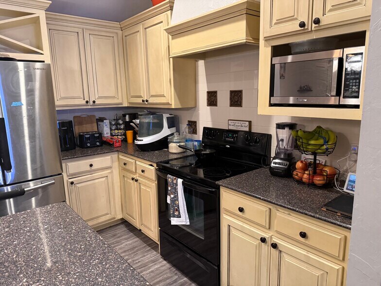 Building Photo - 15805 Prairie Run Dr