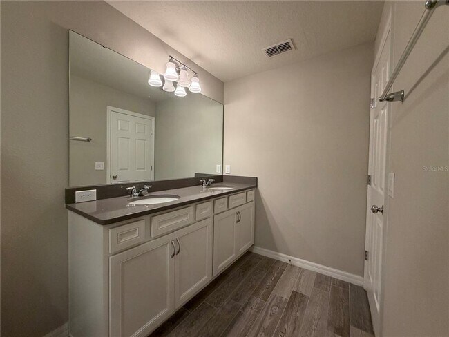 Building Photo - 3972 Plainview Dr