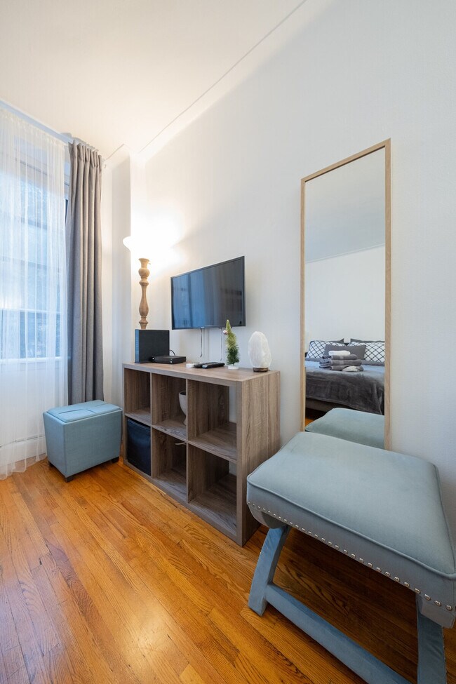 Building Photo - 1422 2nd Ave