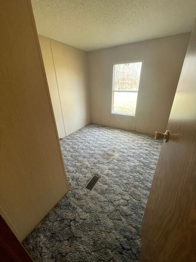 Building Photo - 3 Bedroom/ 2 Bath