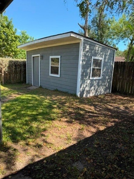 Building Photo - 1507 Sierra Dr