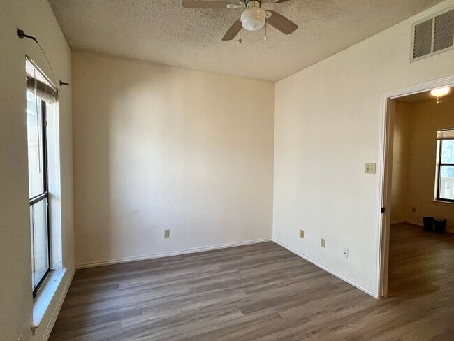 Building Photo - Cozy One Bedroom in Hyde Park
