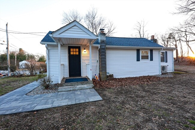 Building Photo - 85 Oak St