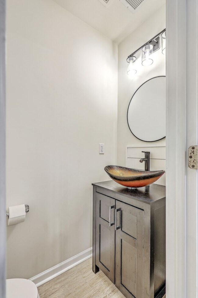 Building Photo - Charming 3-Bedroom Townhome in Summer Wood...