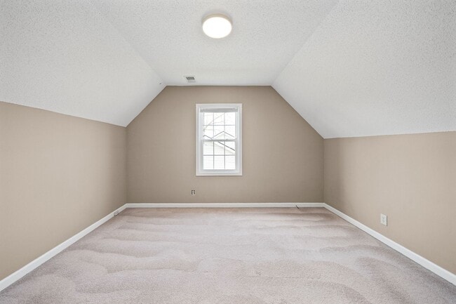 Building Photo - LARGE FENCED IN YARD!!!