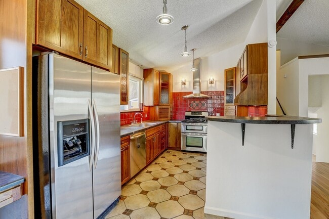 Building Photo - $3,200.00 - 3 Bedrooms, 2 Bathrooms, Singl...