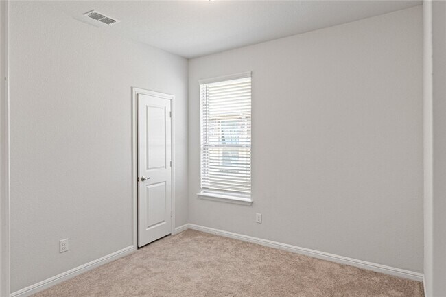 Building Photo - 821 Falcon Rd