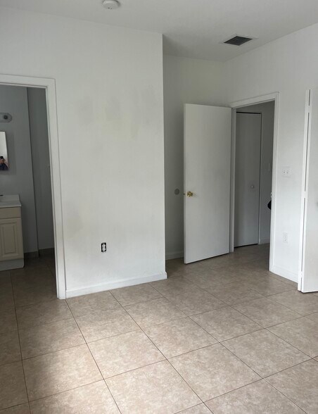 Master bedroom with bathroom - 812 NW 22nd Pl
