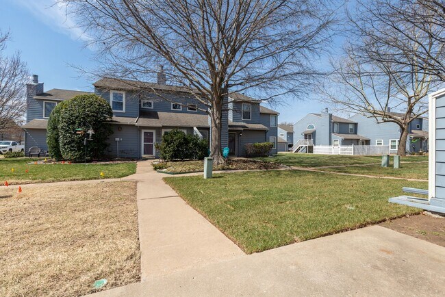 Building Photo - Beautiful  3 Bedroom, 2.5 Bath Condo in Canterbury!