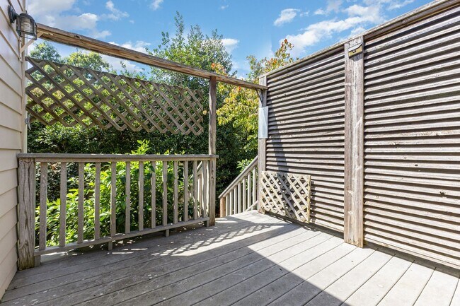 Building Photo - Spacious Townhome in the Heart of Raleigh,...