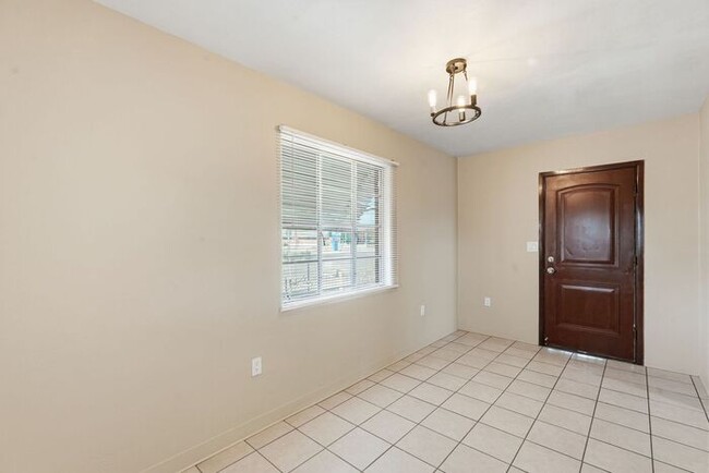 Building Photo - Light-Filled Tucson 2 Bedroom Rental – Move In This November!