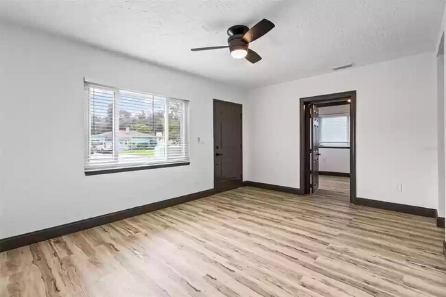 Sunroom V2 - 9511 N Dartmouth Ave