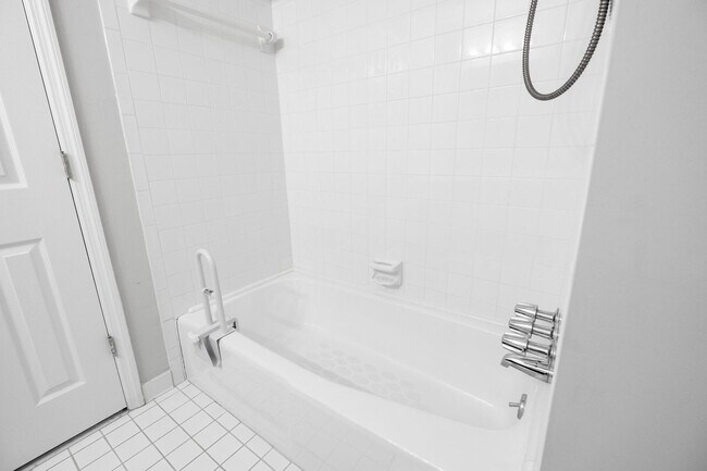 Building Photo - 2BR/2.5BA Townhome – Sweetwater Plantation (West Side)