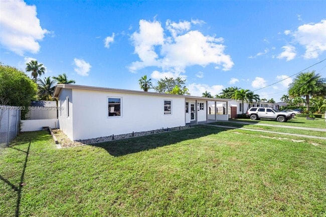 Building Photo - 10750 SW 43rd Ln