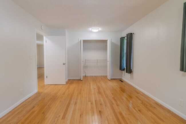 Building Photo - The Little Bungalow of Your Dreams Near East Bay! 2BR / 1BA Long-Term Rental