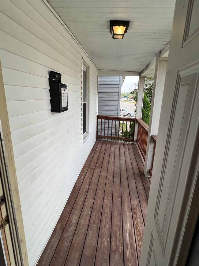 Building Photo - 3 BED home with rear patio available July ...