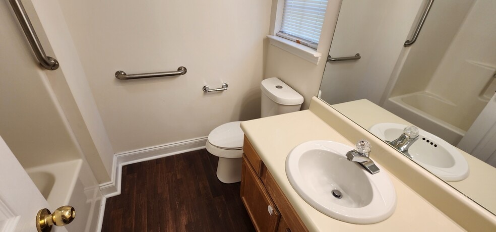 bath - Porter Street Apartments