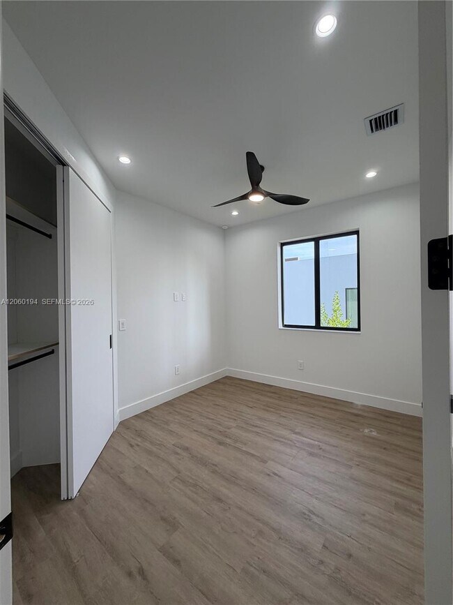 Building Photo - 4664 SW 32nd Ave