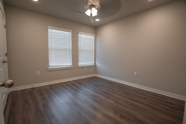 Building Photo - 2 Bedroom 2.5 Bath in Fayetteville!