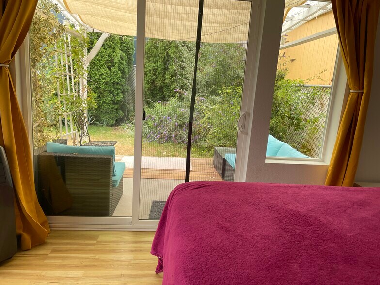 Brand new super comfy bed with views - 3405 NE 80th Ave