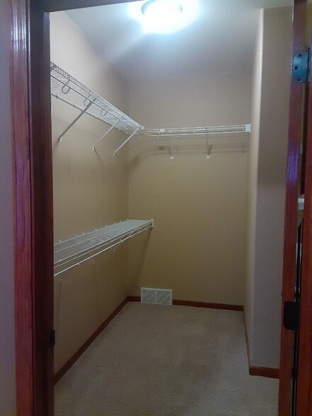 Building Photo - 958 Parkland Dr