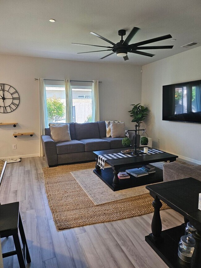 Building Photo - MUST SEE 4 Bedroom 2 bath