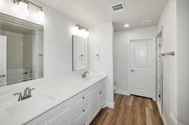 Building Photo - 7625 Woodford Ave