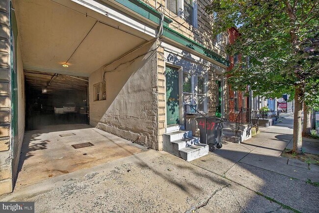 Building Photo - 403 N Queen St